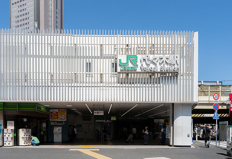 代々木駅「西口」の改札を出ます
