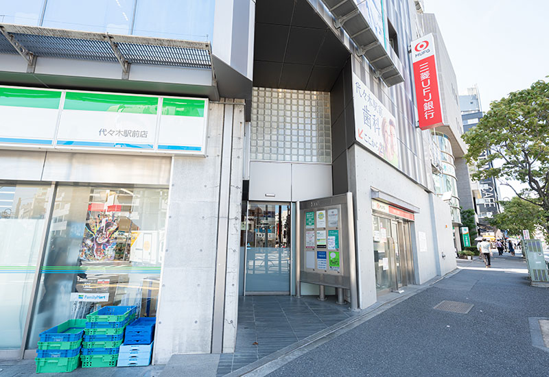 ファミリーマートに向かって右手に当院への入り口があります（ファミリーマートと三菱UFJ銀行のATMの間）